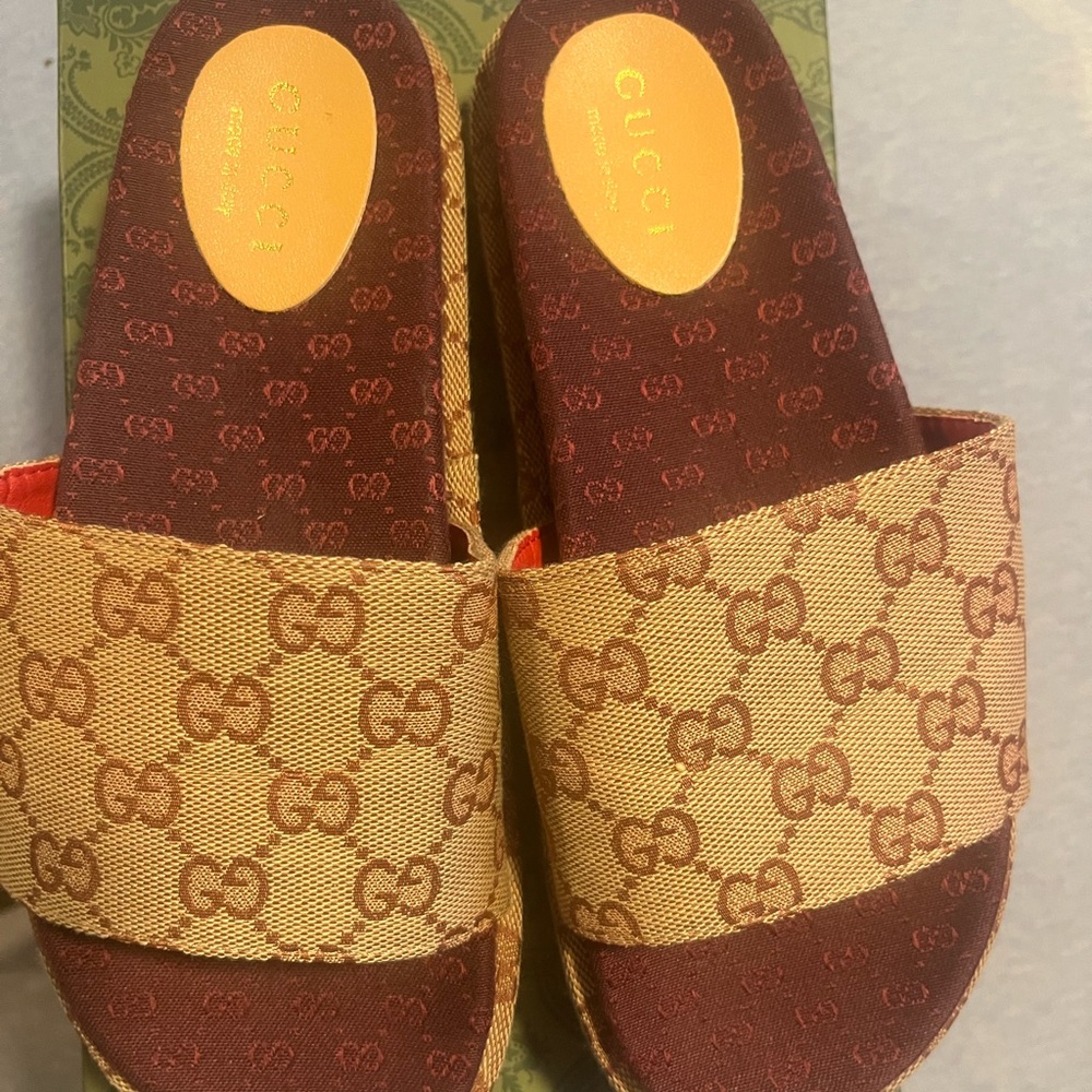 Gucci Wedge Sandals❤️🖤💚Size 39❤️💚the color is a reddish brownish combination